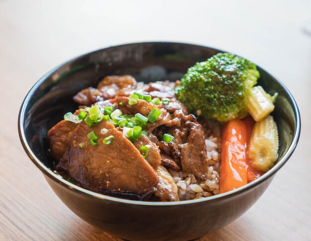 grilled pork bowl with mixed vegetable