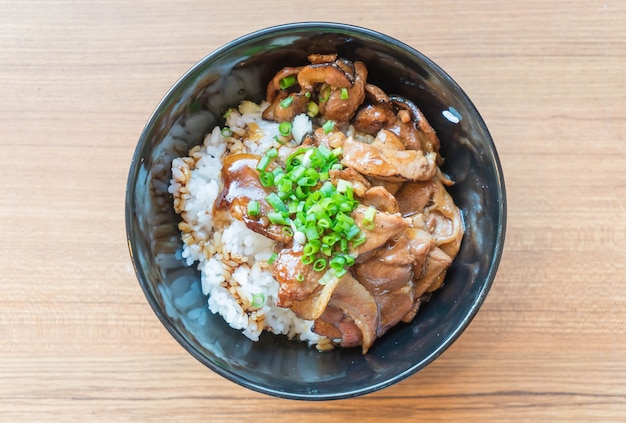 Free photo grilled pork bowl with rice