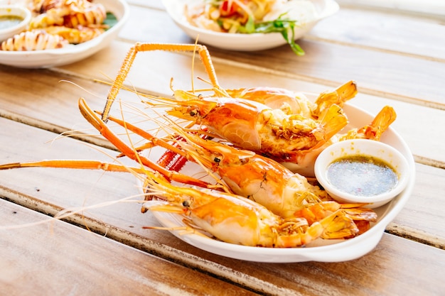 Free photo grilled prawns with spicy seafood sauce