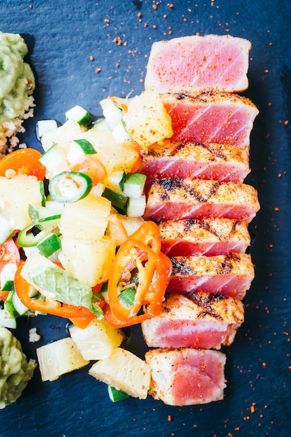 Foto gratuita insalata di tonno crudo alla griglia con verdure