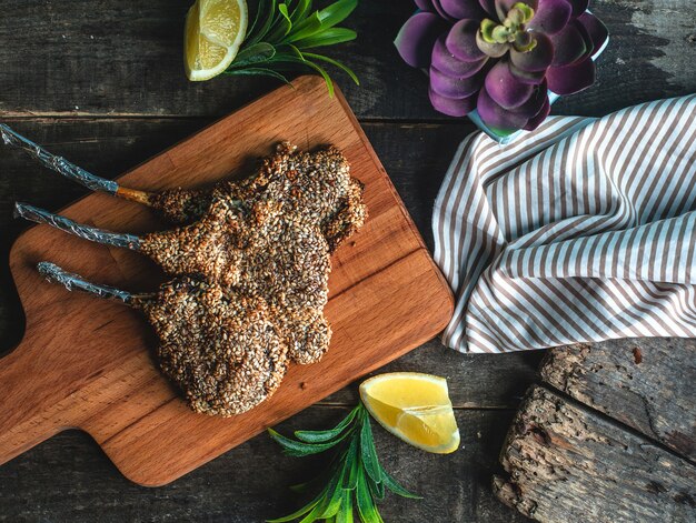 Foto gratuita costolette alla griglia servite con limone