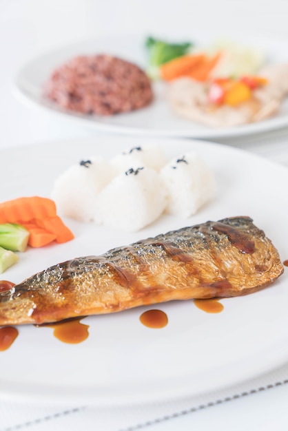 Free photo grilled saba fish sauce