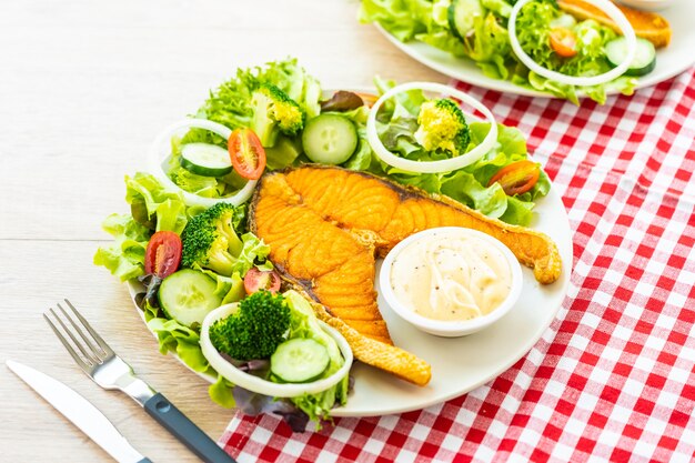 Стейк из лосося на гриле со свежими овощами