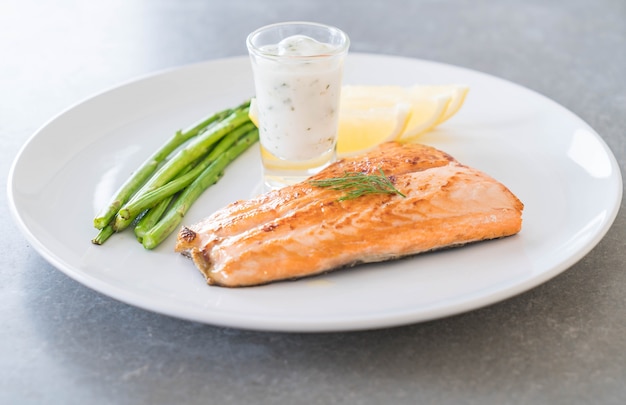 Free photo grilled salmon steak