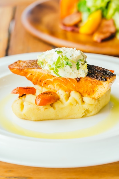 Free photo grilled salmon steak