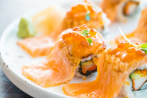 Free photo grilled salmon sushi roll