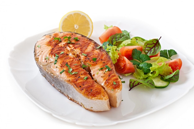 Free photo grilled salmon with salad