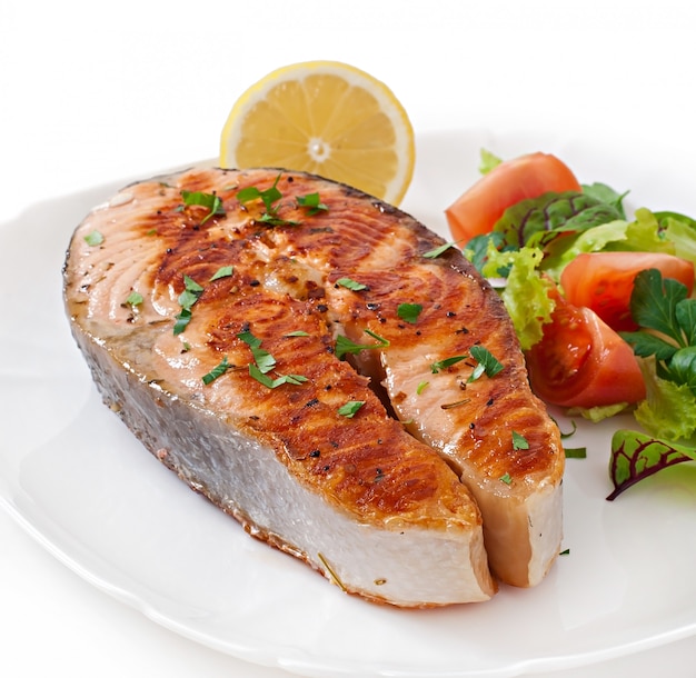 Free photo grilled salmon with salad