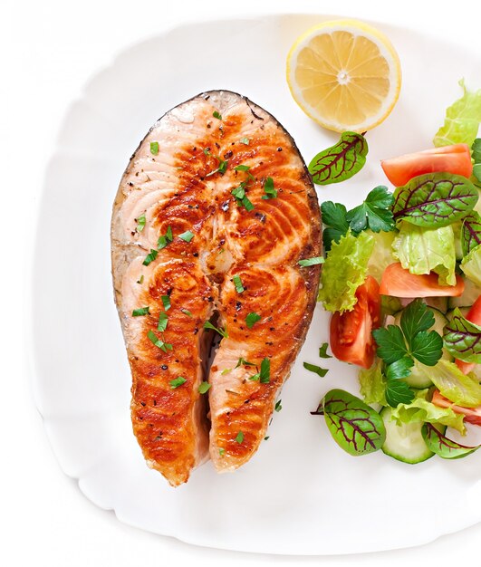 Grilled salmon with salad