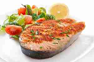 Free photo grilled salmon with salad