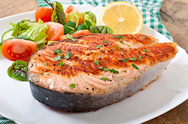 Free photo grilled salmon with salad