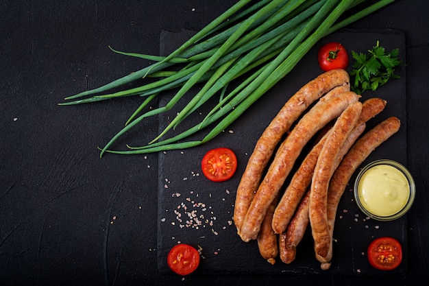 Free photo grilled sausages on dark background. oktoberfest. flat lay. top view