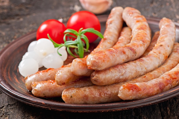 Free photo grilled sausages