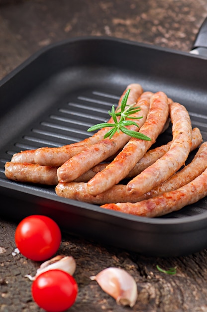 Free photo grilled sausages