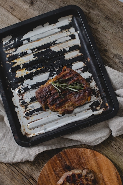 Free photo grilled steak on pan