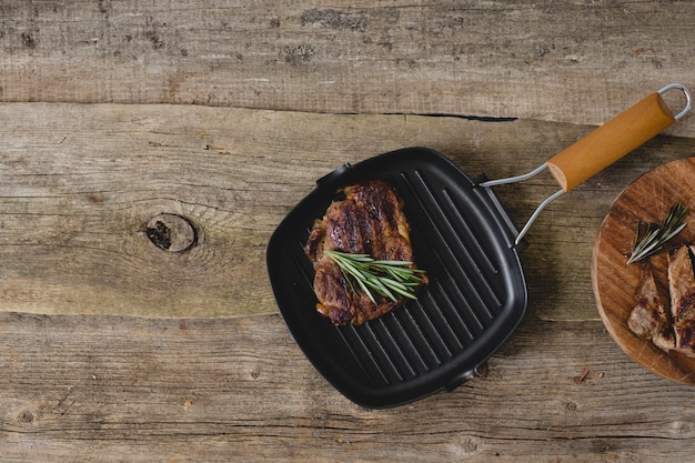 Free photo grilled steak on pan