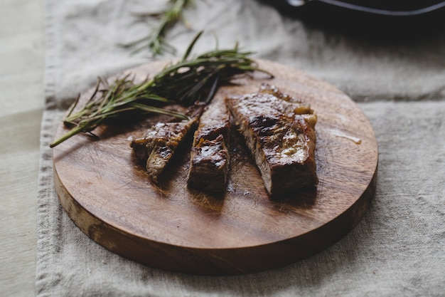 Bistecca alla griglia sul tavolo