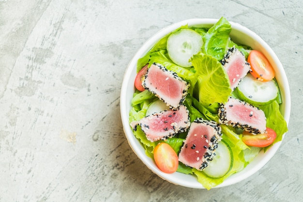 Foto gratuita insalata di tonno alla griglia in una ciotola bianca - cibo sano