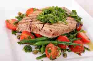 Free photo grilled tuna steak with green beans and cherry tomatoes