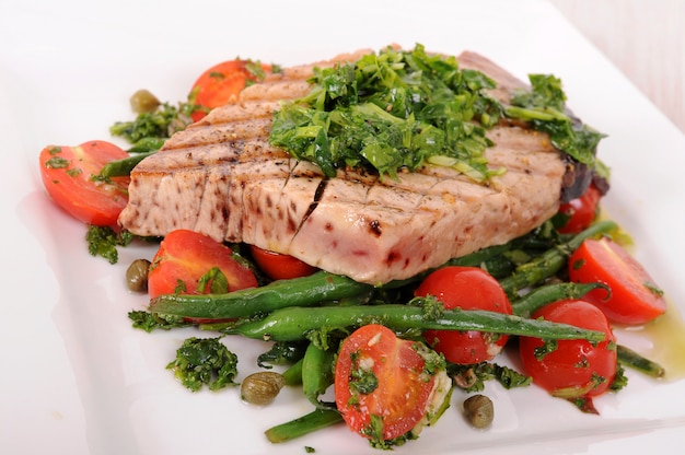 Grilled tuna steak with green beans and cherry tomatoes 