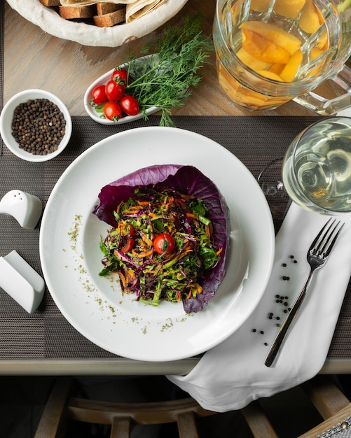 Free photo grilled vegetable salad in red cabbage leaf with herbs.