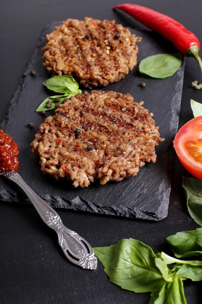 Grilleg carne di manzo e ingredienti per hamburger