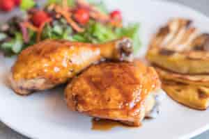 Free photo grilles chicken steak with teriyaki sauce