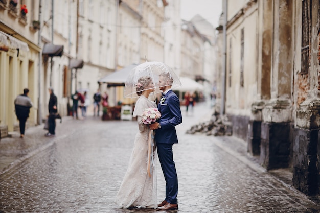 Foto gratuita sposo e sposa in un albergo