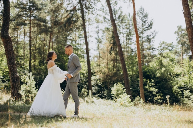 Sposo e sposa il giorno del loro matrimonio nella foresta