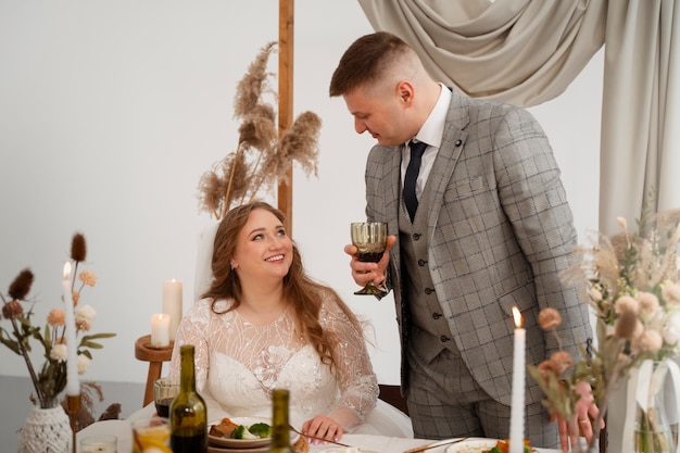 Жених произносит тост за гостей на своей свадьбе