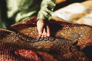 Free photo groom in green shirt touches his red sherwani