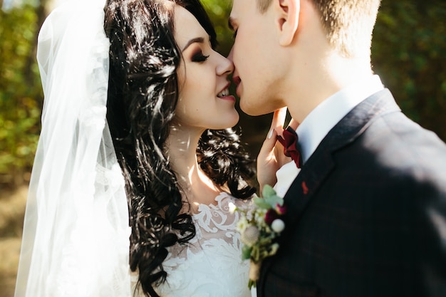 Жених целует невесту в лесу