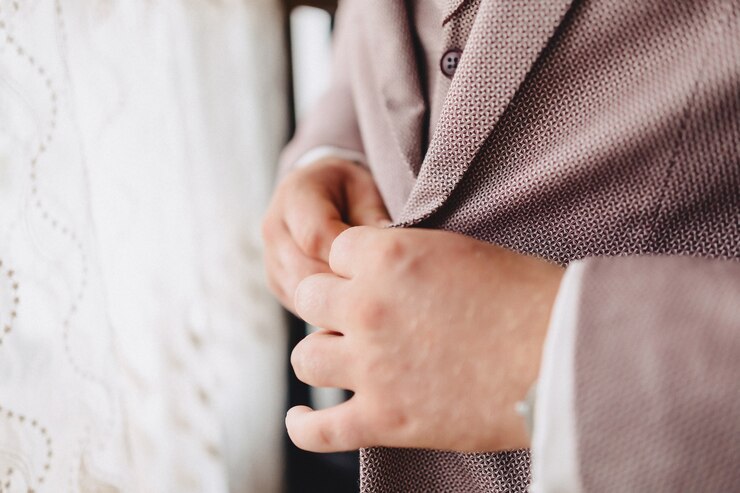 Free Photo groom meeting, details, jacket, shoes, watches and buttons on the wedding day