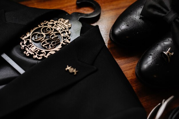 新郎のアクセサリー、黒の蝶ネクタイ、靴とタキシード、結婚式の詳細