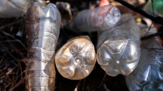 Foto gratuita terreno disseminato di bottiglie di plastica