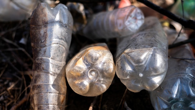 Земля завалена пластиковыми бутылками