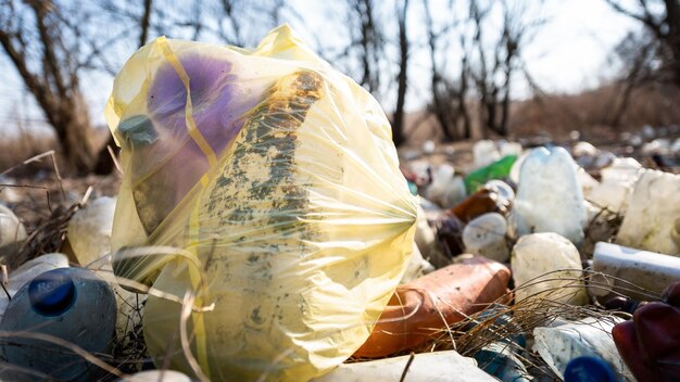 プラスチックが散らばった地面