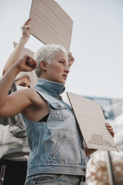 Gruppo di attivisti che danno slogan in un raduno uomini e donne che marciano insieme in una protesta nel