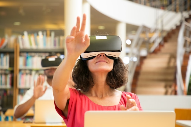 Gruppo di studenti adulti che utilizzano simulatori vr per lo studio