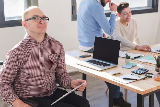 Foto gratuita gruppo di lavoratori adulti insieme in ufficio