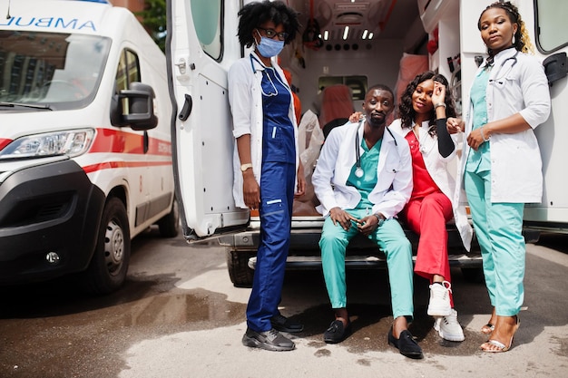 Foto gratuita gruppo di medici paramedici africani dell'equipaggio di emergenza dell'ambulanza