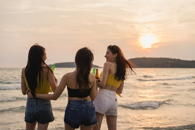 Gruppo di adolescenti asiatici festa in festa sulla spiaggia