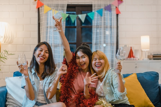 自宅でアジア女性パーティーのグループ