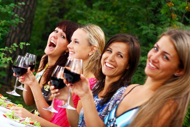 와인을 마시는 아름 다운 여자의 그룹