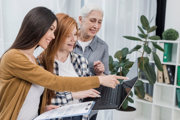 Foto gratuita gruppo di belle donne insieme