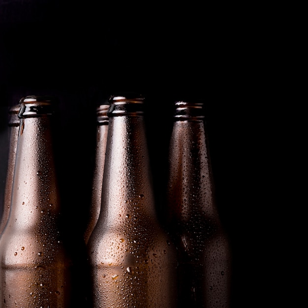 Foto gratuita gruppo di bottiglie di birra nere