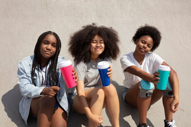 Группа черных девушек, проводящих время вместе