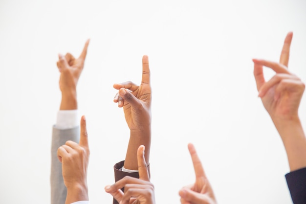 Gruppo di colleghi di lavoro, alzando le braccia