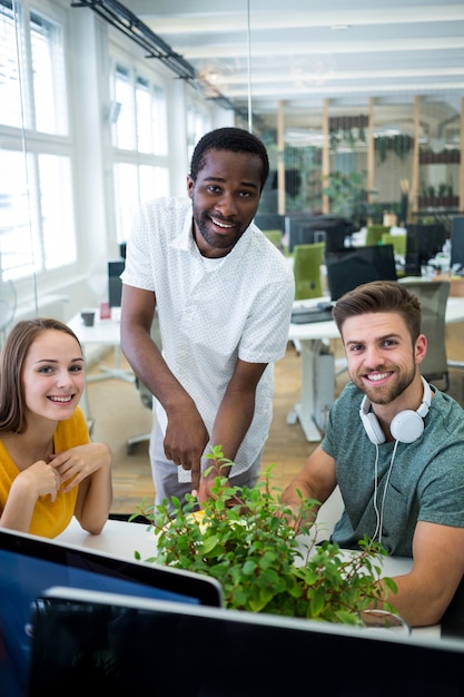 Free photo group of business executives smiling