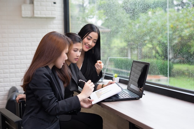 Free photo group of business women having meeting in office